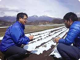 モスのスタッフに熱く語る山本さん(右)